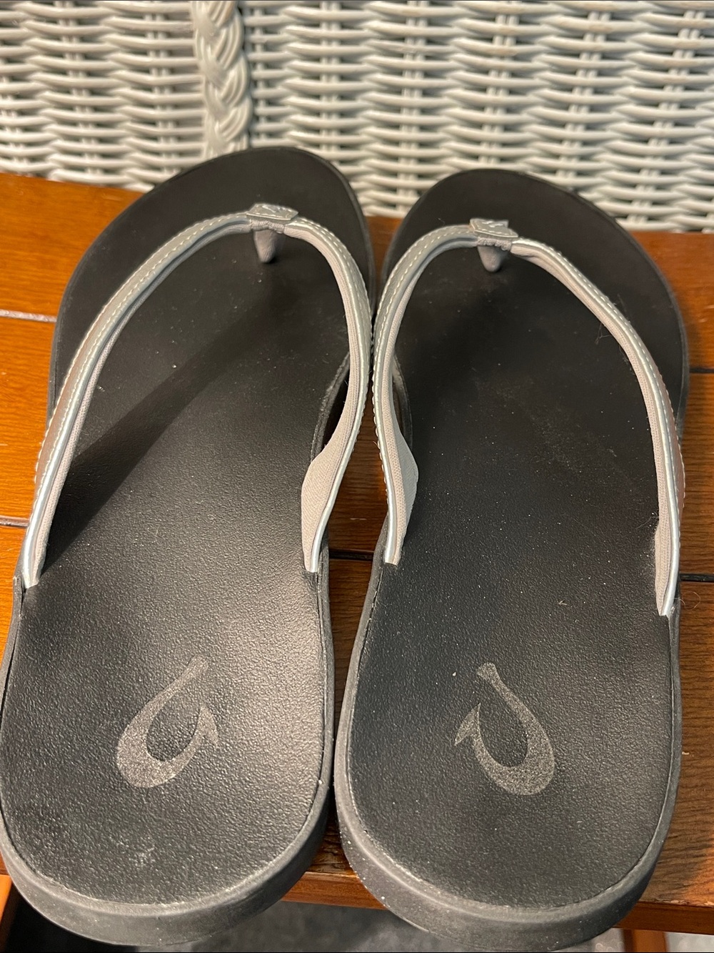 OluKai Pauwe Silver Metallic Thong Sandals Like New Size 8 - Picture 10 of 12